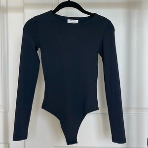 ARITZIA BABATON COUNTOUR CREW BODYSUIT